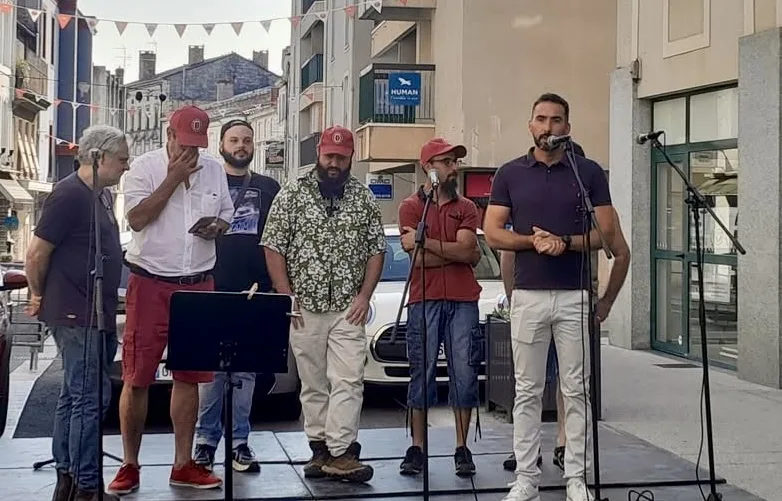 Équipe et participants prenant la parole lors de l’inauguration de Los Locos