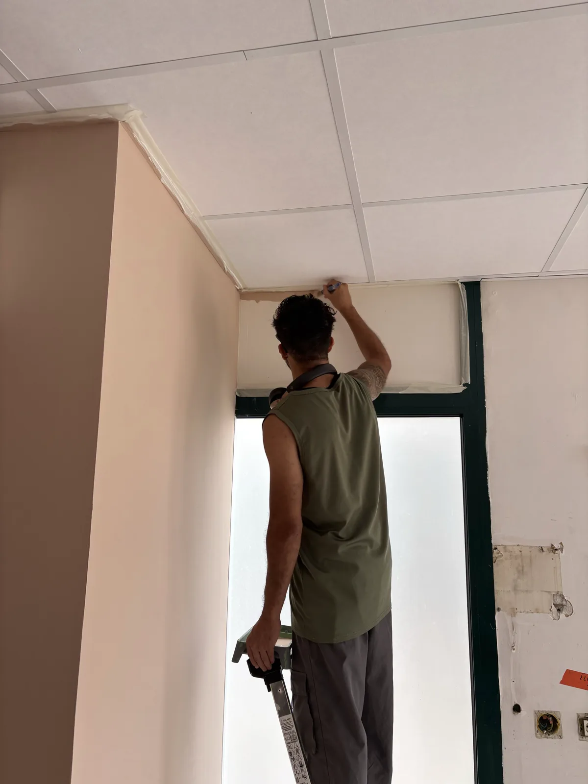 Participant réalisant des travaux d’aménagement dans le local de Los Locos